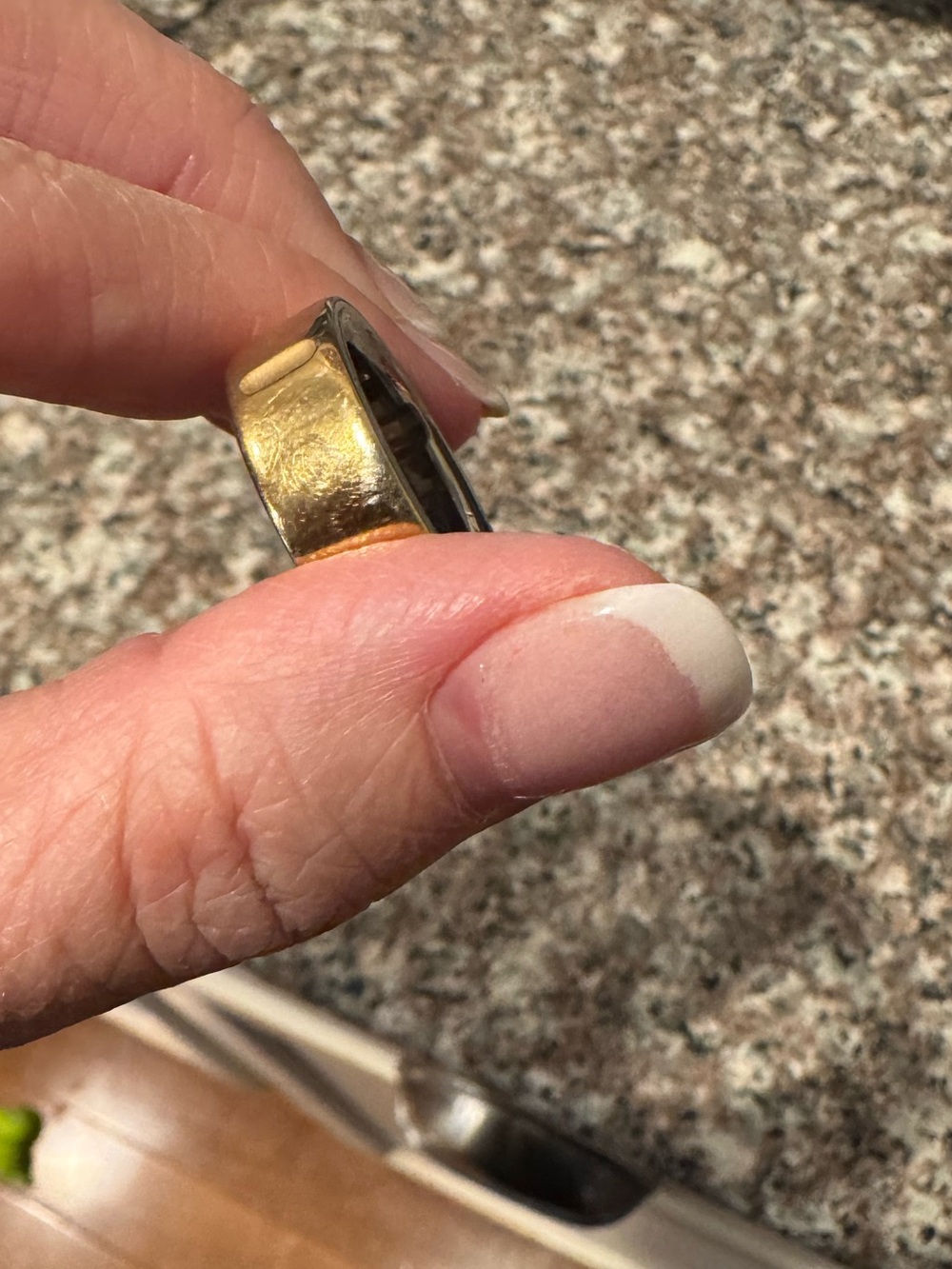 Oura Ring 4 – Gold – Size 11 - Picture 7 of 13